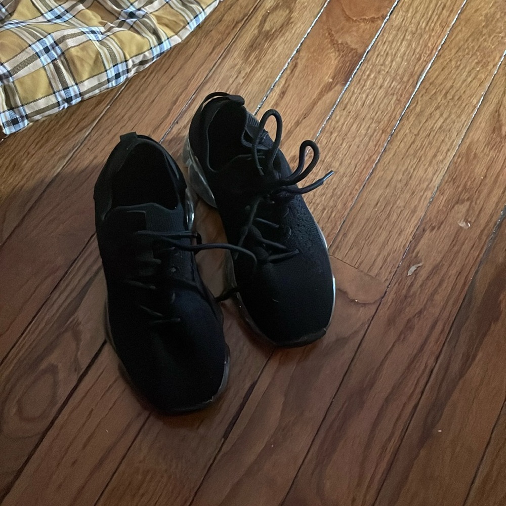 Kids tennis shoes